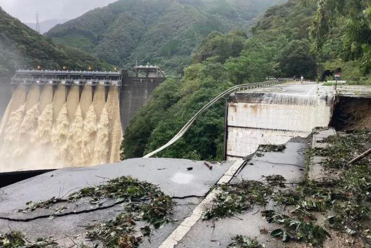 影／廂型車秒被吹翻…南瑪都超兇！豪雨襲日「暴風狂掃釀2死」　已知87傷1失蹤