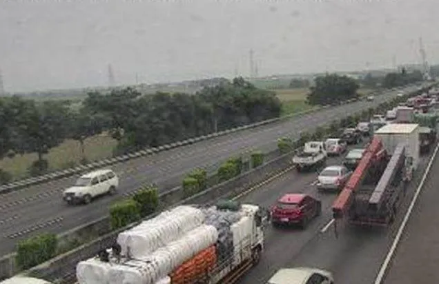 快訊／貨車撞護欄「散落物噴對向車道」！國1民雄追撞車禍　時速僅17km回堵紫爆