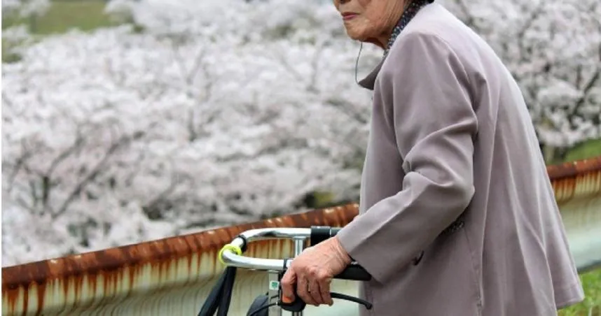 7旬嬤肩痛25天病逝「揪出肺癌末期」！醫嘆：錯過黃金治療期…揭7症狀警告恐已罹癌