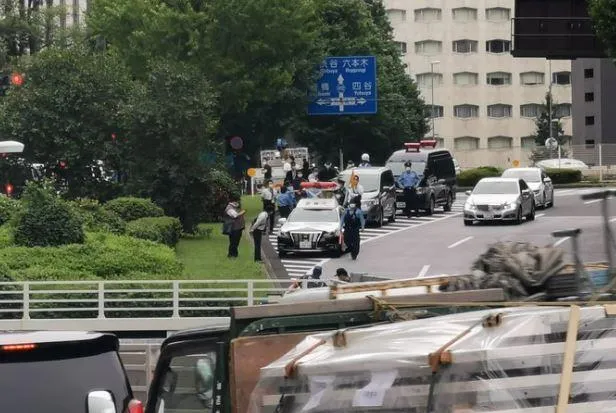 身上點火「秒淪火球」昏迷！疑反對安倍國葬…日男衝首相官邸自燒→無意識送醫