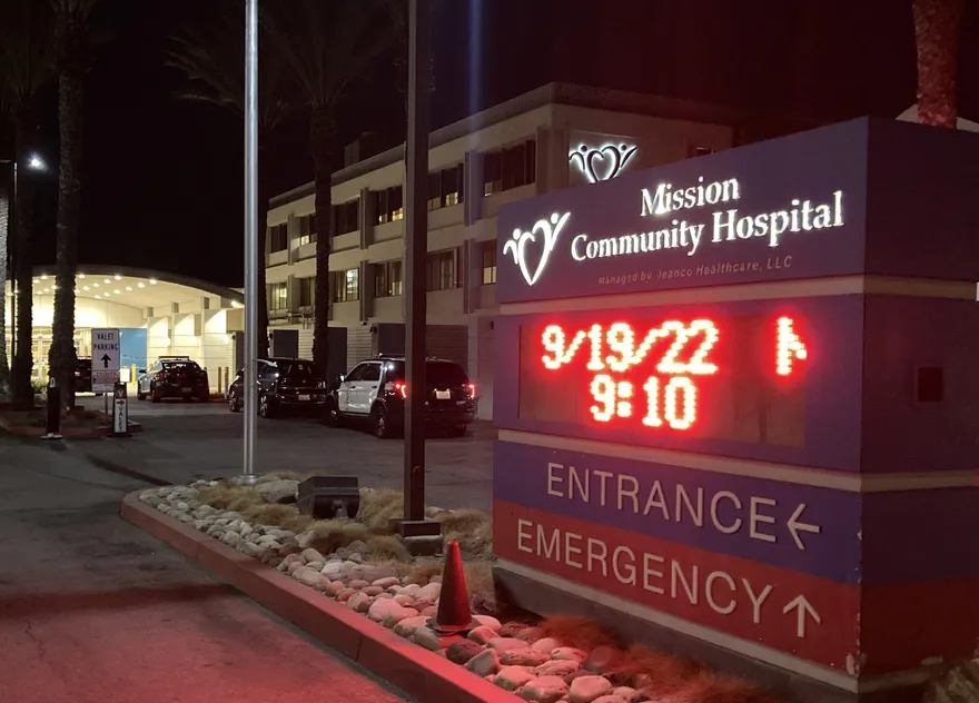 持刀衝醫院刺殺！男護士遭黑衣男「揮刀見血」重傷　他砍完就跑…警仍找嘸人