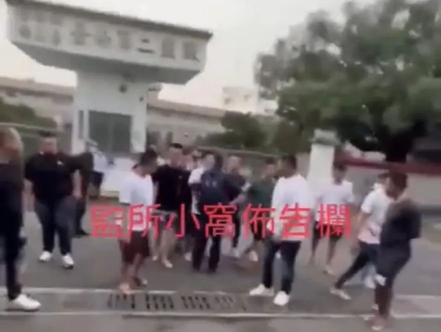 有夠囂張！數十黑衣人接大哥出獄　監獄外嗆警飆三字經