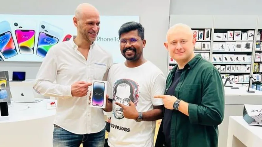 享受握新機快感！印度「究級果粉」飛杜拜買iPhone14　多花1萬比同鄉早1hr拿到