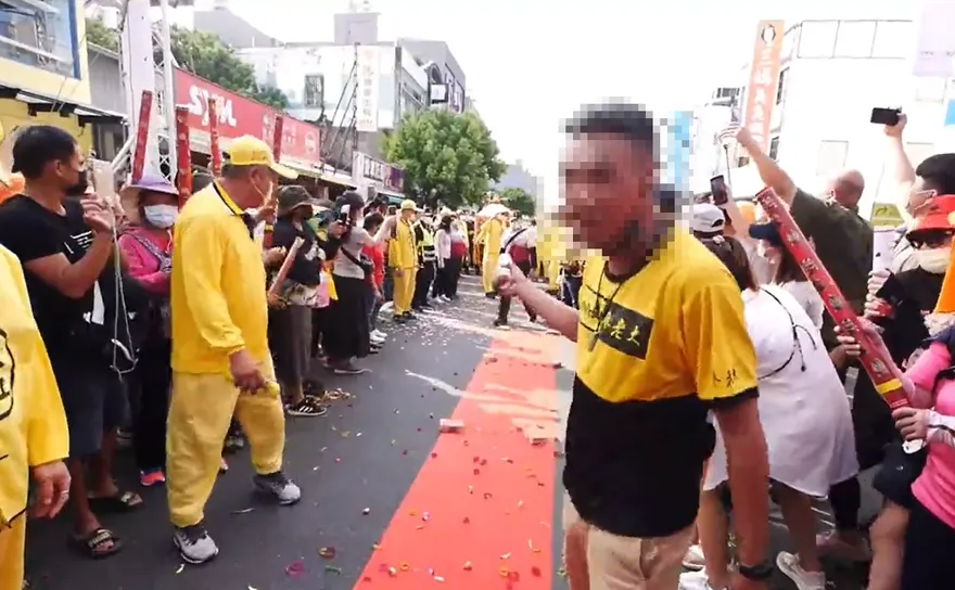「粉紅超跑」台東首次遶境！　「廖老大」制服男囂張放話媽祖走紅毯 慘遭打臉
