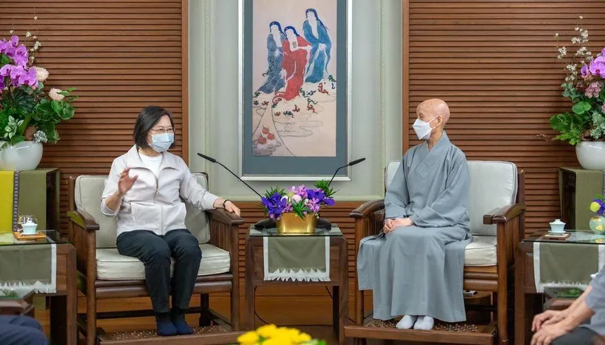 狠打臉周玉蔻！蔡英文拜會證嚴法師尊稱「上人」：感恩慈濟投入地震的救災