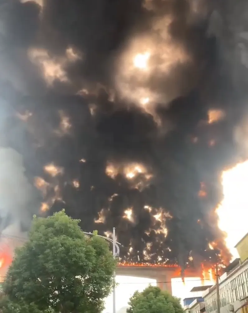 影／整條路都在燒！安徽一大橋上油罐車遭撞起火 火花如瀑布路人驚逃