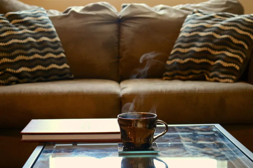 跳沙發失足撞破玻璃桌！嫩弟嗨玩突濺血　碰一聲…他「碎片穿胸」慘丟命