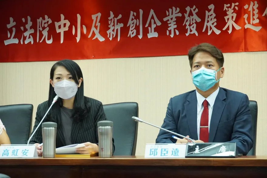 綠營鋪天蓋地砲轟高虹安　邱臣遠怒批：抹黑不成就毀人格？