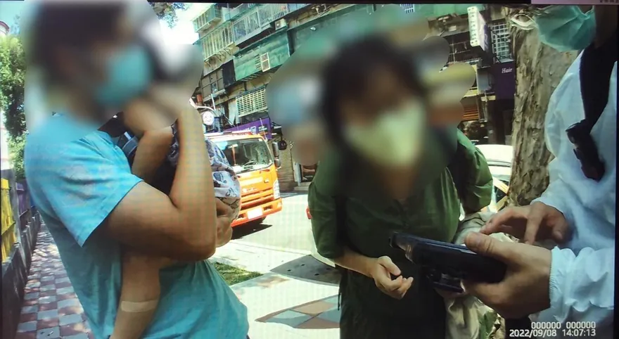 讓人自責的動作！神經大條父忘先開中控鎖就關門　警消砸車窗成功救援受困女童