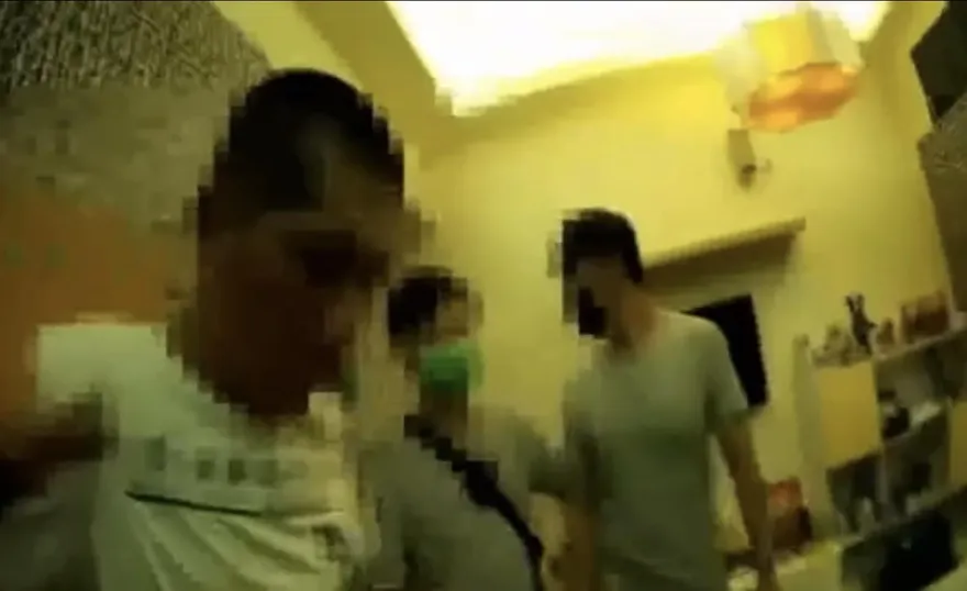 愛到卡慘死！警抓毒販只搜到槍　女友毒品塞胸罩穿大衣露餡