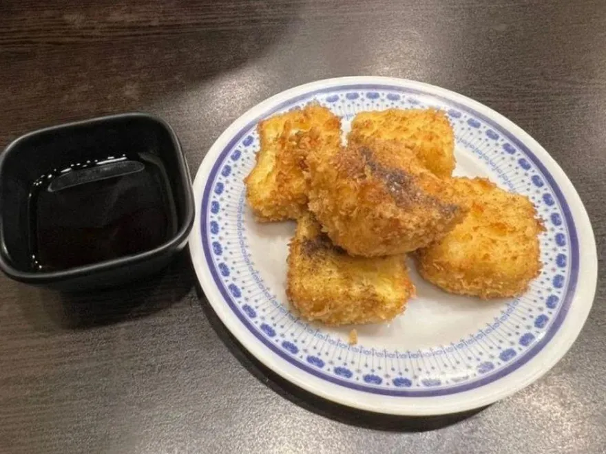 女大生驚見喉嚨卡「亮黃膿液」！張嘴就嚇跑3桃花　醫揭2症狀釀禍