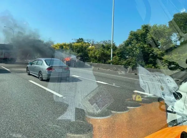 快訊／國道2號驚傳火燒車！車流回堵2km　濃煙猛竄無人傷亡
