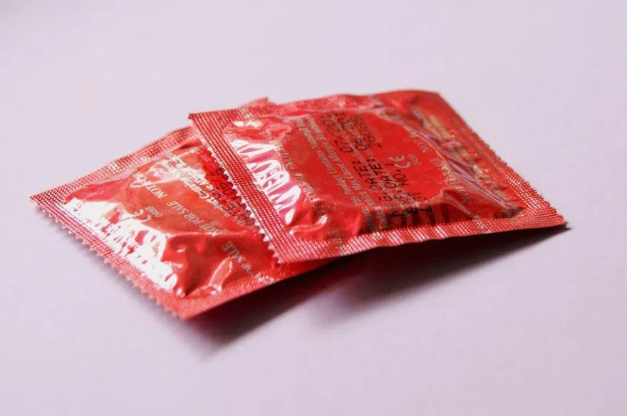 跑超商搶買保險套！色男呆站緊盯女店員…下秒「脫褲掏弟」噁笑：幫我戴呀～