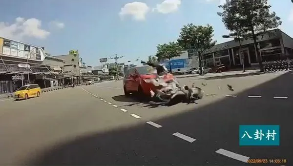 轎車左轉不煞車！7旬騎士路中央嚇傻　下秒遭撞…「噴飛10m」慘亡