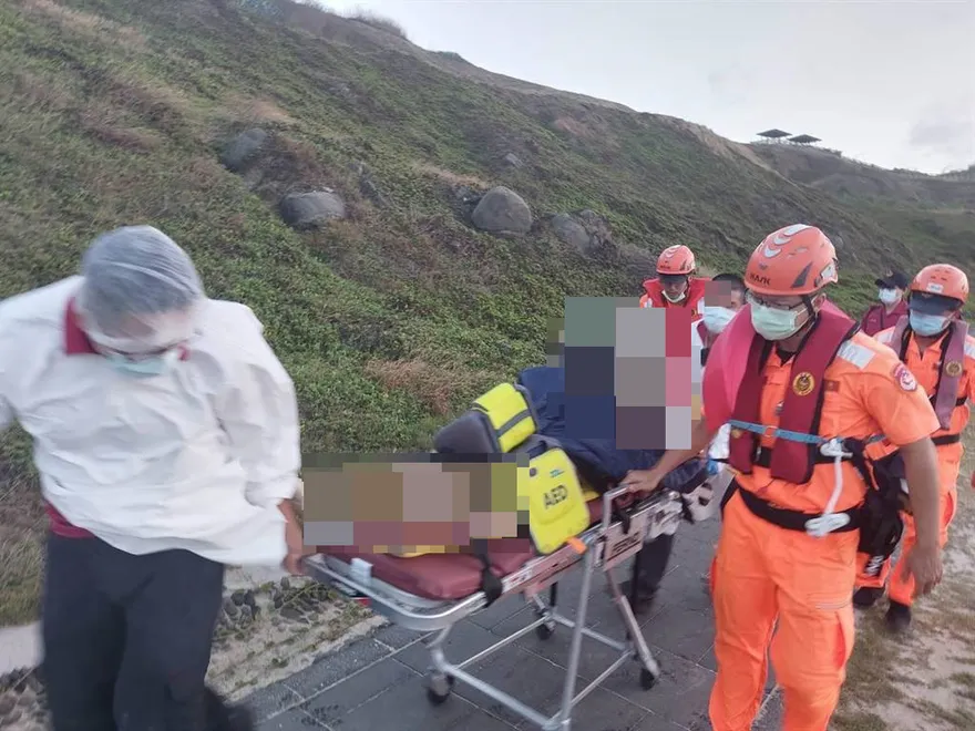 快訊／與女友戲水遭大浪捲走　澎湖警獲救時已無生命跡象急送醫
