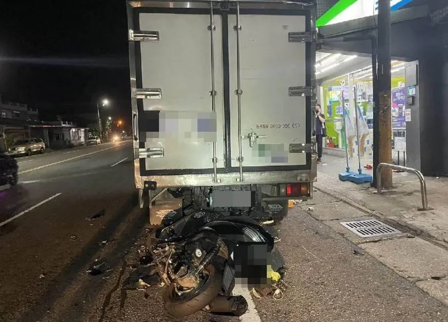 高速直插車尾「機車秒成廢鐵」！萬里台2線恐怖自撞事故…他慘成夾心斷腿急送醫