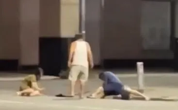 高雄3男1女街頭亂鬥　竟是自家人打自家人！