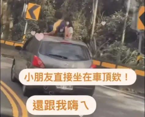 太誇張！開車竟撞見坐車頂2小朋友打招呼　網友炎上痛批「想節省日後開銷？」