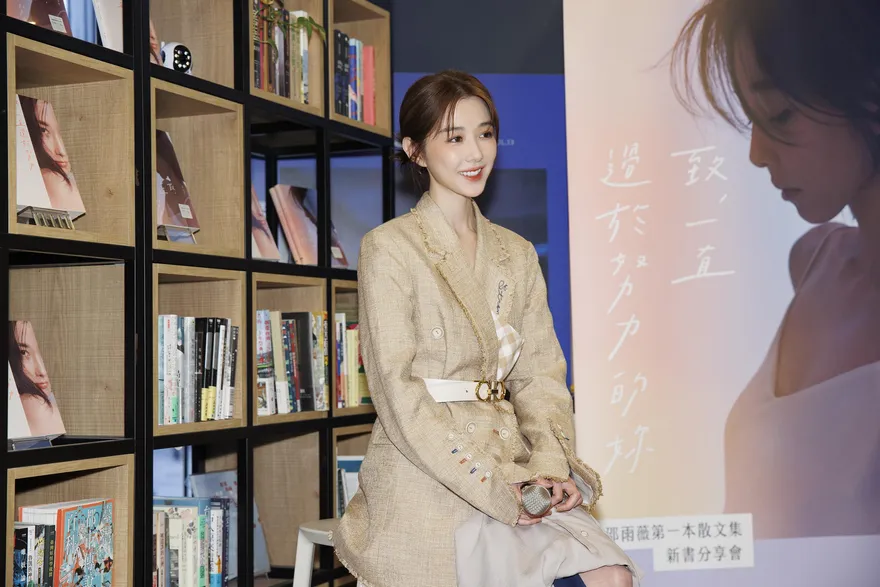 邵雨薇「私房照」藏愛的視角！驚見「意外攝中吳慷仁」　甜曝泰國約會細節
