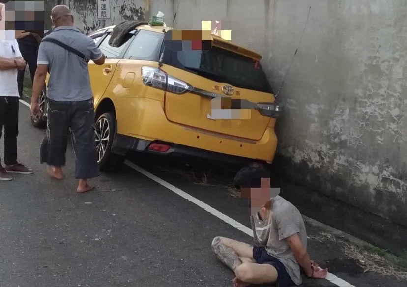 小黃司機突遭乘客美工刀攻擊　車子卡溝他負傷制伏嫌犯
