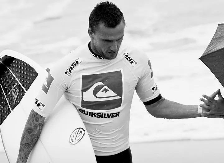 澳洲「衝浪傳奇」酒吧鬥毆遭人打倒！　頭撞人行道死亡