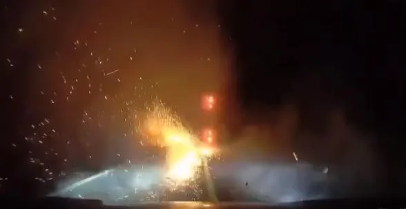 國道大車追撞翻車沿路炸火花　目擊駕駛噤聲「超淡定！」