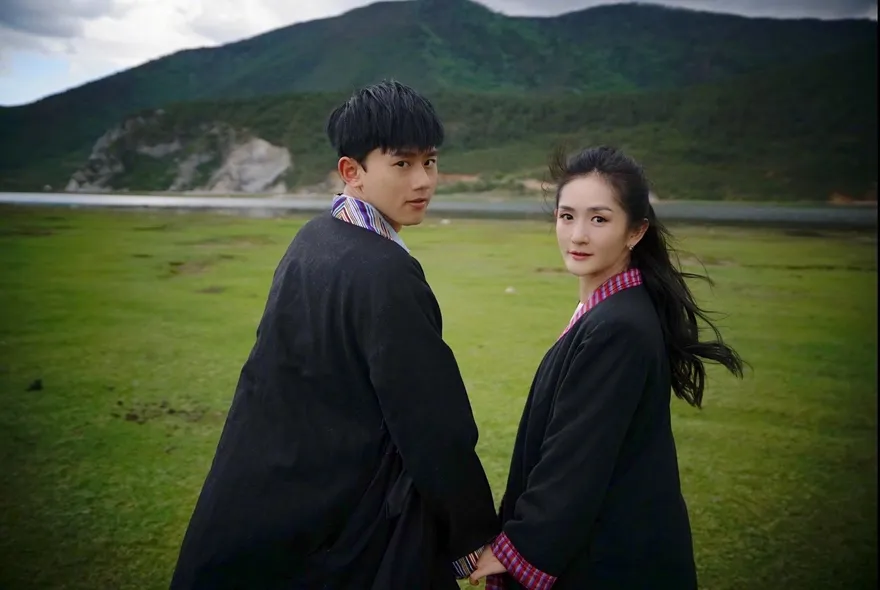 謝娜曬合照慶11週年…感慨嘆「這，就是愛」！張杰「超甜舉動」表白：一直陪著你