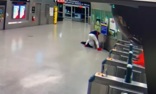 昔打斷阿嬤20根肋骨亡！殘暴流浪漢「地鐵烙倒路人」狂踹猛毆　她哭了：我都睡不著