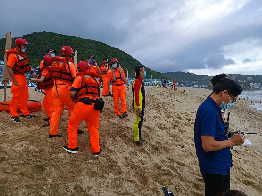 命喪萬里沙灘！兄弟游泳浪捲500m消失19hrs…遺體雙雙被沖上岸