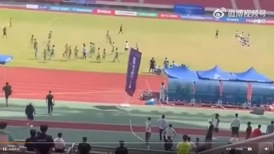 追打裁判！球員集體下跪　浙江省運會U15足賽爆衝突