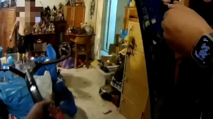 千鈞一髮！北市狂男拿開山刀與警對峙　舉刀逼近警壓制逮捕