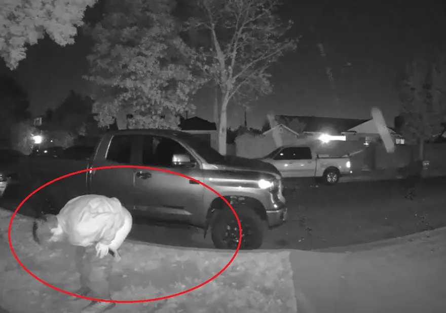 逮到你啦！惡鄰深夜「脫褲門前拉屎」…他見謎樣角度驚：全拉自己褲子上？