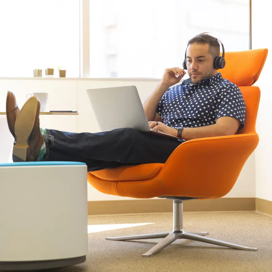 久坐辦公讓你腰酸背痛？醫曝「3個90度」改善姿勢不良