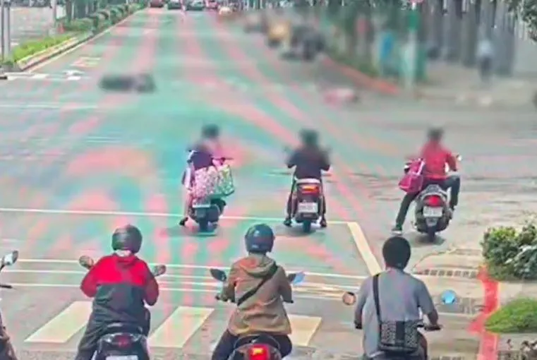 過馬路千萬要小心！8旬婦疑穿越道路遭機車撞飛慘死