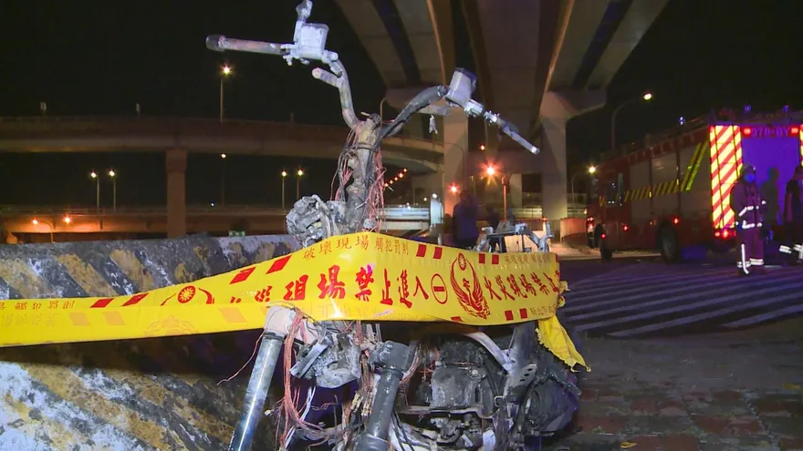 新北土城深夜火燒車！他機車停城林橋下詭異自燃…狂燒成灰淪廢鐵