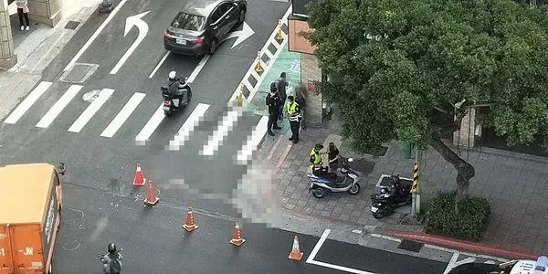 快訊/北市嚴重車禍！轎車撞翻3機車「路面血流成河」　騎士意識不清搶救中