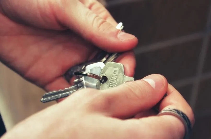 超衰房東！千萬透天厝慘遭租霸白佔　外配擅當二房東改裝「11間房」削爆