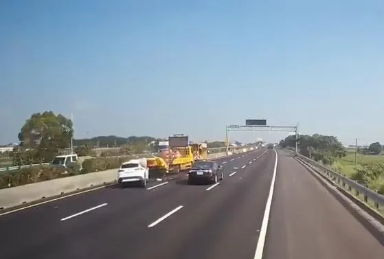 又是自動駕駛惹的禍？國道休旅車撞工程車　網轟：「白Ｘ內線開跟車仔」