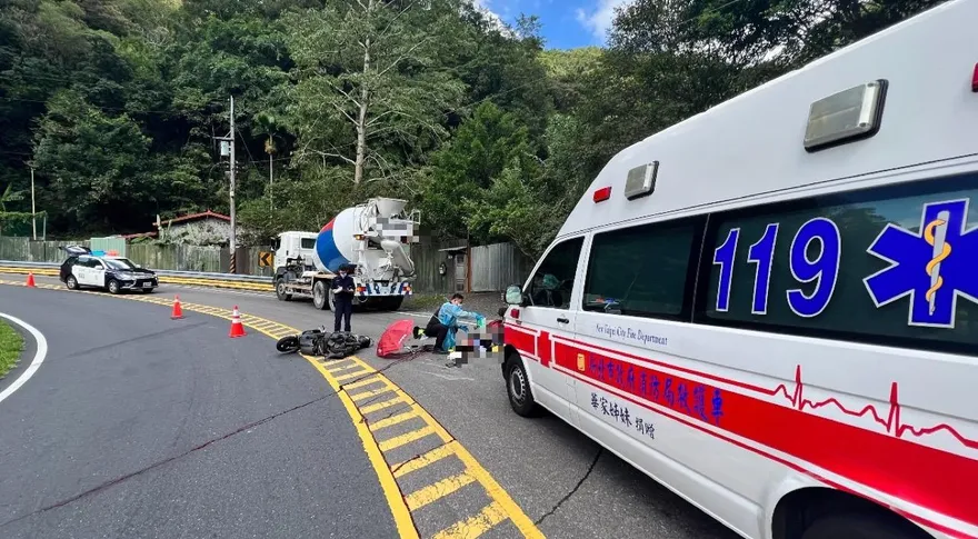 快訊/北宜公路女騎士撞水泥車重傷亡！疑過彎失控衝對向遭輾過