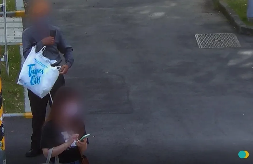 為了偷拍搞這齣！飲料潑候車椅不讓坐　噁男偷拍短裙女遭逮