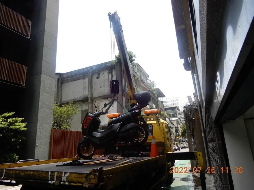 心愛寶貝掰了！男欠繳百筆停車費與健保費　台北分署鐵腕吊重機拍賣