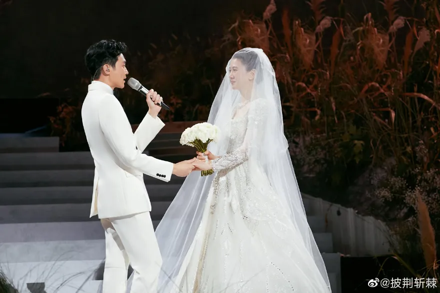 張智霖唱到一半…袁詠儀「絕美婚紗現身」！套婚戒淚喊：妳就是我無與倫比的美麗