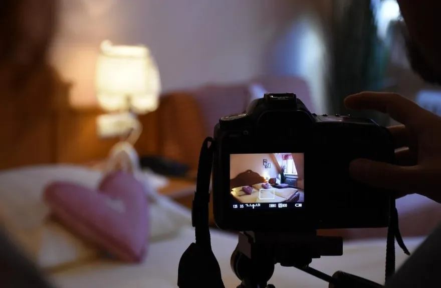 首次袒誠相見昏暗中…喀嚓一聲　學長手機驚見模糊裸照！