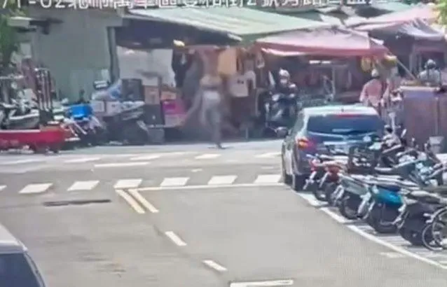 酒醉男持西瓜刀逛大街！警攔查鬼扯…晚上要做菜