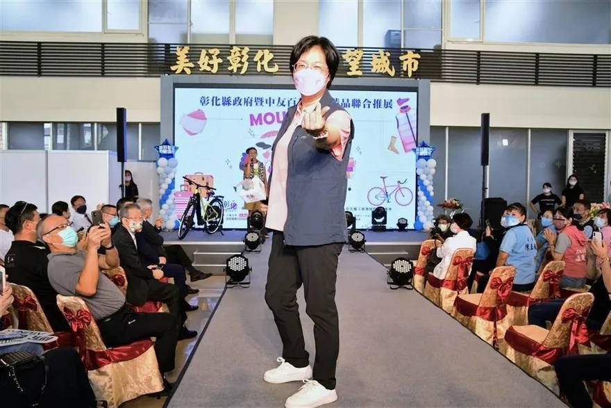 驚！彰化縣長王惠美遇暴怒男持鐮刀揮舞　近身僅2公尺隨扈急壓制