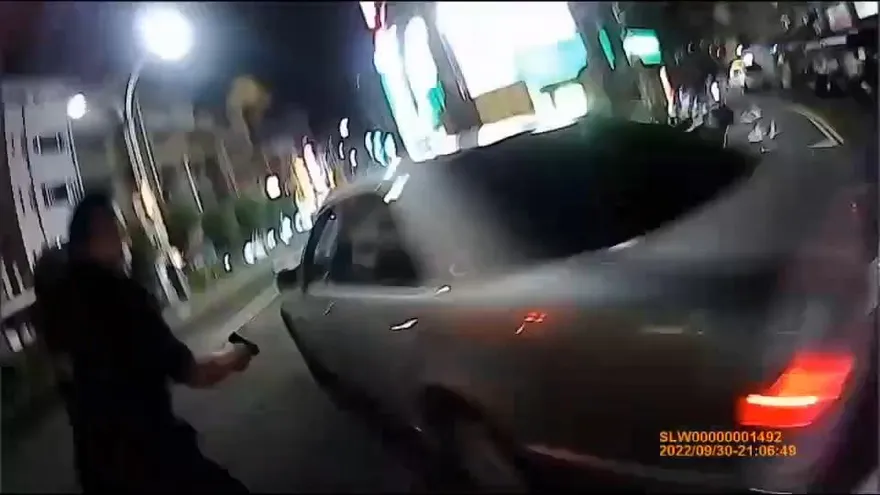又是你！7個月前拒捕遭警射傷　現又拒檢衝撞警員…破窗開槍畫面曝光