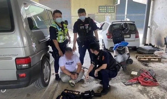 假刑警竊聽無線電躲追緝　遇真警察報假資料遭揪出真實身分…