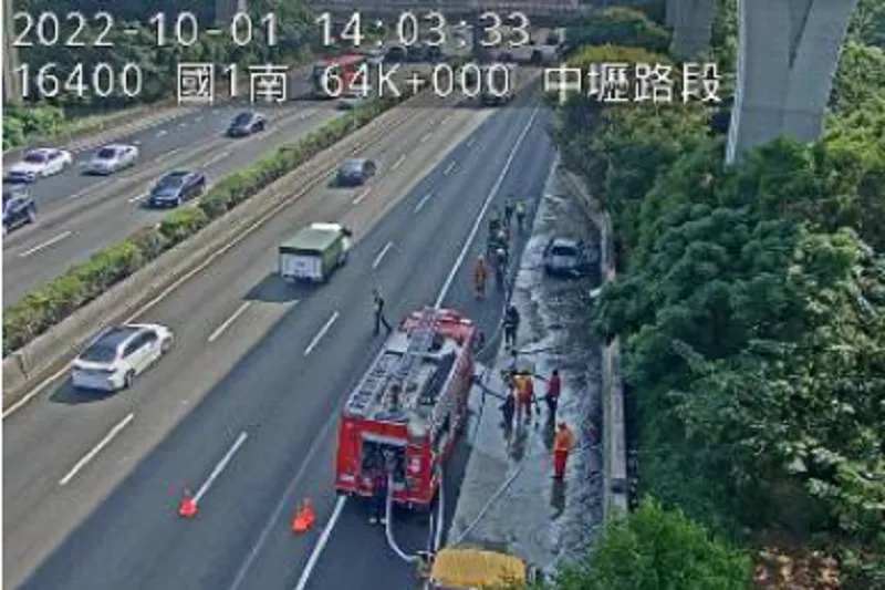 快訊/國道1號中壢段爆火燒車！整輛車遭「大火吞噬剩骨架」　正清查有無傷亡