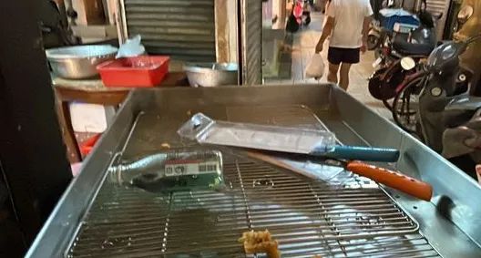 快訊/男偷機車拒捕！持汽油彈揮雙刀衝進「黃昏市場」