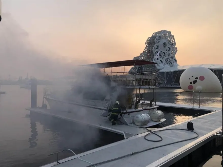 快訊/黑煙竄天！高雄光榮碼頭千萬遊艇起火燃燒 消防急撲滅火勢